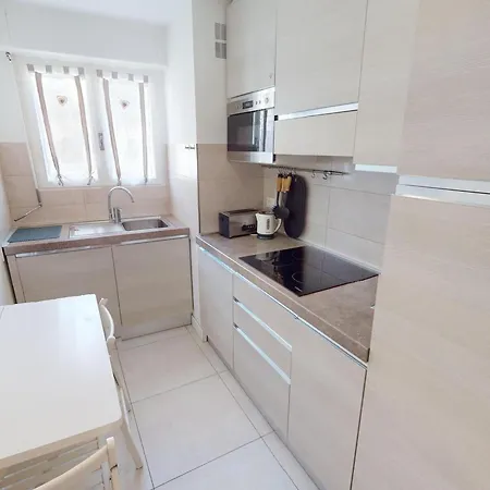 Appartement Spacieux 2p Climatise Centre-ville Avec Grande Terrasse, Proche Plages Et Commerces - Fr-1-196-351